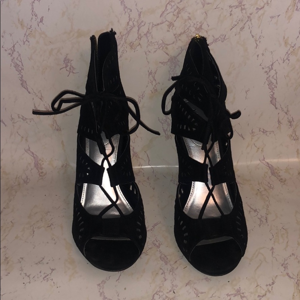 Black pumps
